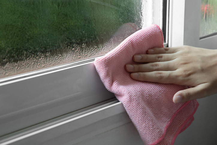 Condensation dans les fenêtres l’hiver : est-ce normal et quand faut-il s’en inquiéter ?